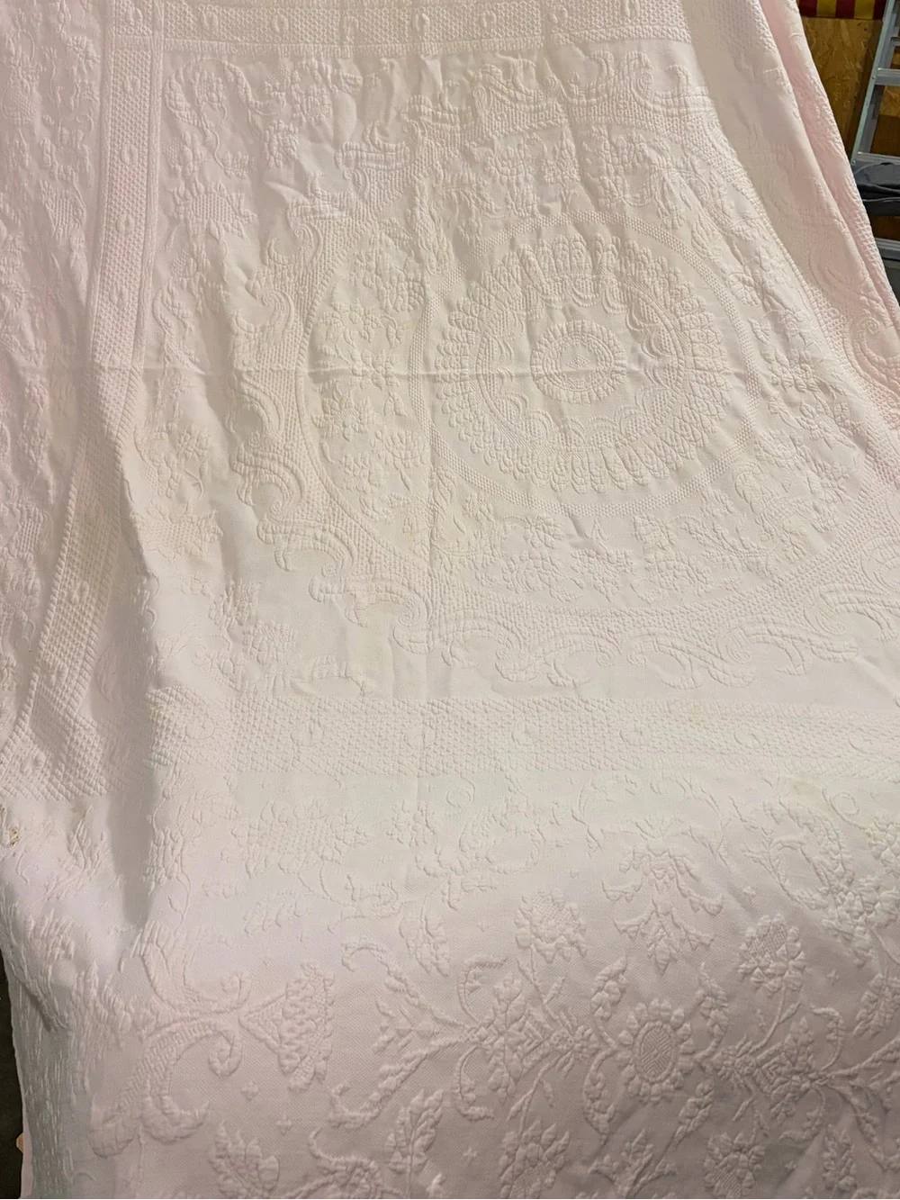 Rare Vintage Bates Queen Elizabeth Woven Medallion Bedspread-baby pink